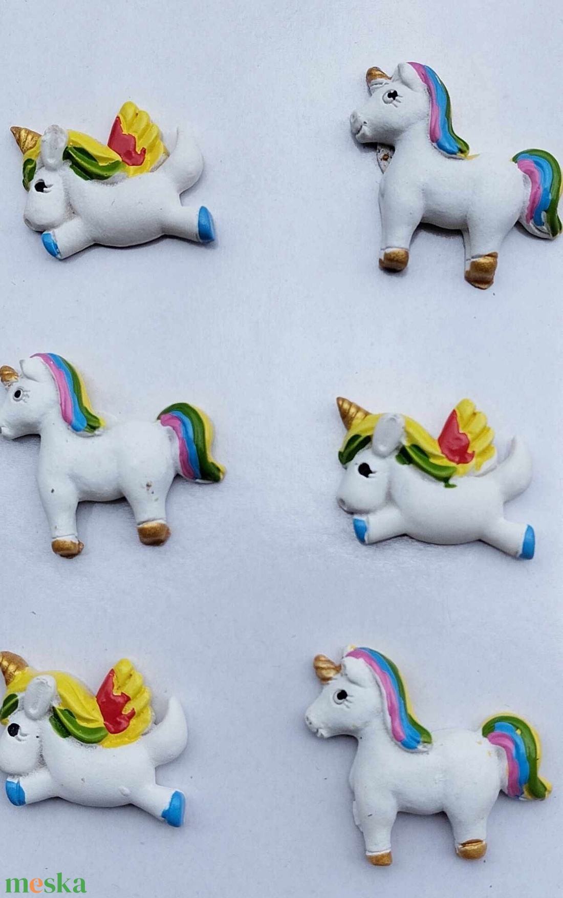 Szivárvány Unikornis, öntapadós, dekorációs polirezin figura, 2 féle, 3cm - kellékek & szerszámok - dekorációs kellékek - figurák - Meska.hu