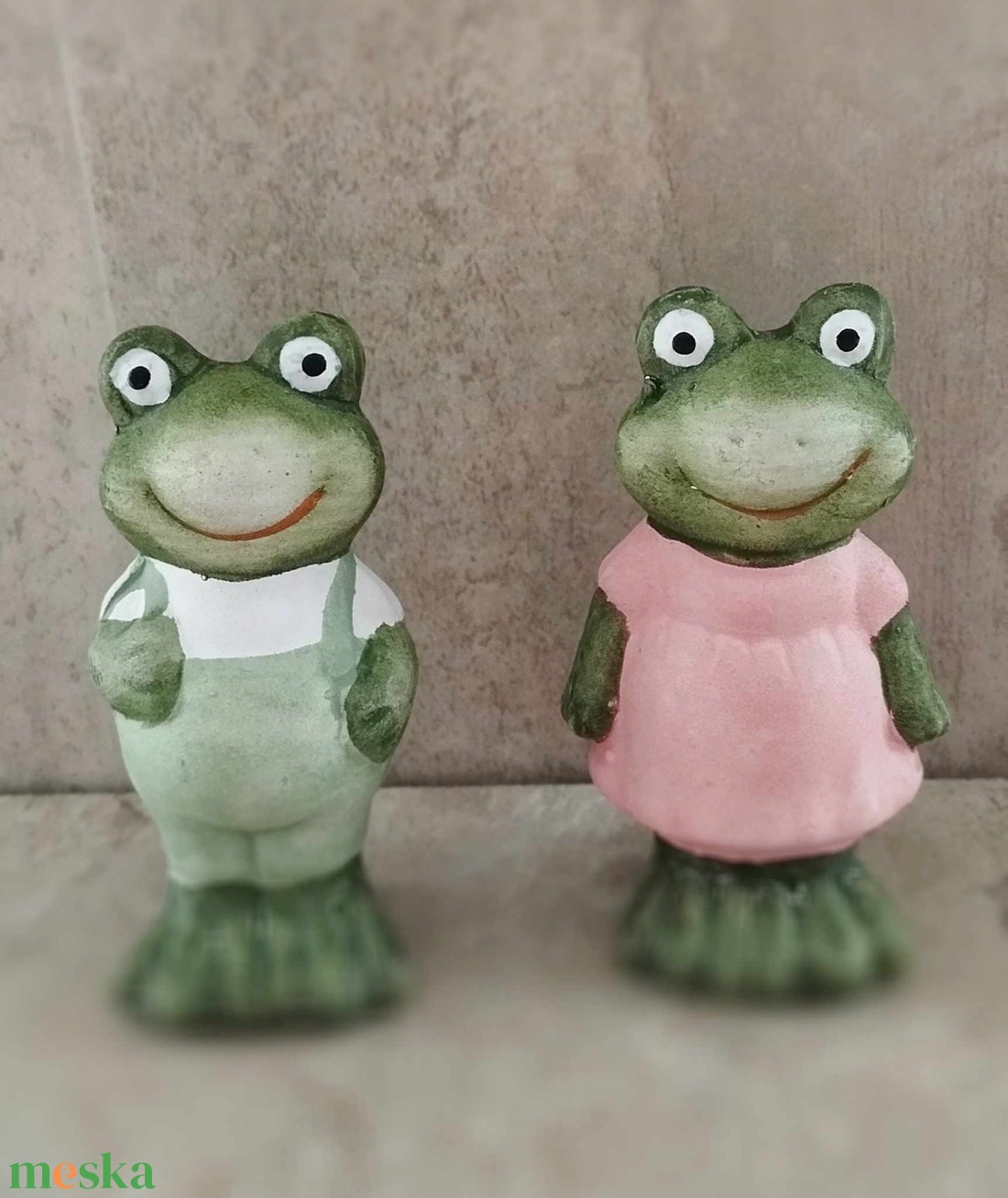 Maci, cica, béka, nyári, tavaszi dekorációs kiegészítő, kerámia figura, fiú, lány változatban, 8 cm - kellékek & szerszámok - dekorációs kellékek - figurák - Meska.hu