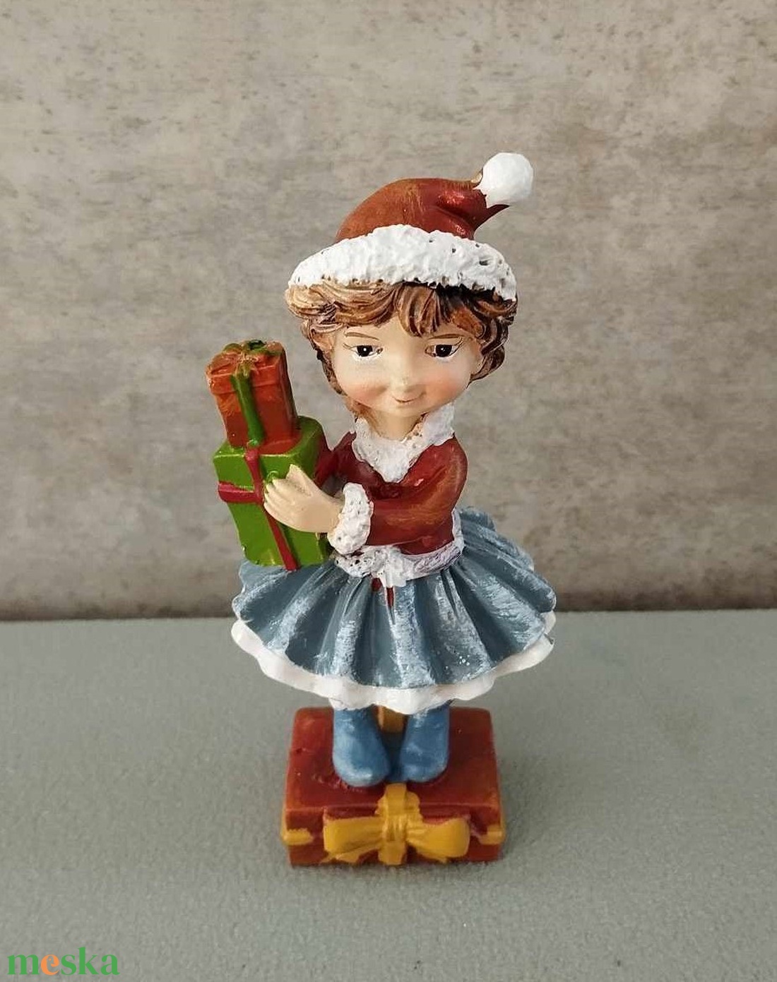 Kislány fenyőfával, ajándékkal, karácsonyi dekorációs figura, 9cm - kellékek & szerszámok - dekorációs kellékek - figurák - Meska.hu