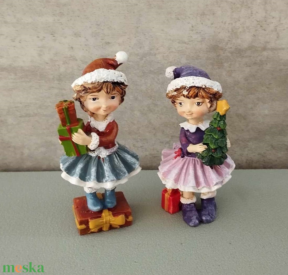 Kislány fenyőfával, ajándékkal, karácsonyi dekorációs figura, 9cm - kellékek & szerszámok - dekorációs kellékek - figurák - Meska.hu