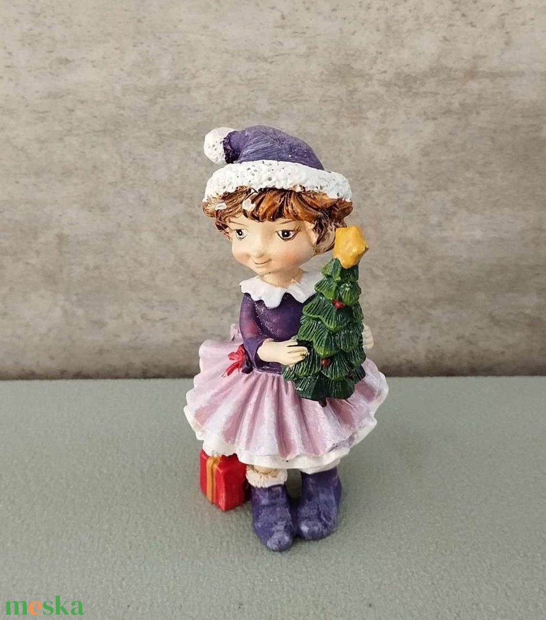Kislány fenyőfával, ajándékkal, karácsonyi dekorációs figura, 9cm - kellékek & szerszámok - dekorációs kellékek - figurák - Meska.hu