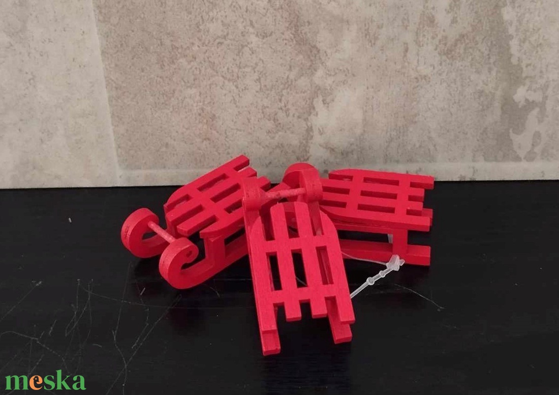 Szánkó, fa, karácsonyi dekorációs figura natúr, fehér, piros, 5cm - kellékek & szerszámok - dekorációs kellékek - figurák - Meska.hu