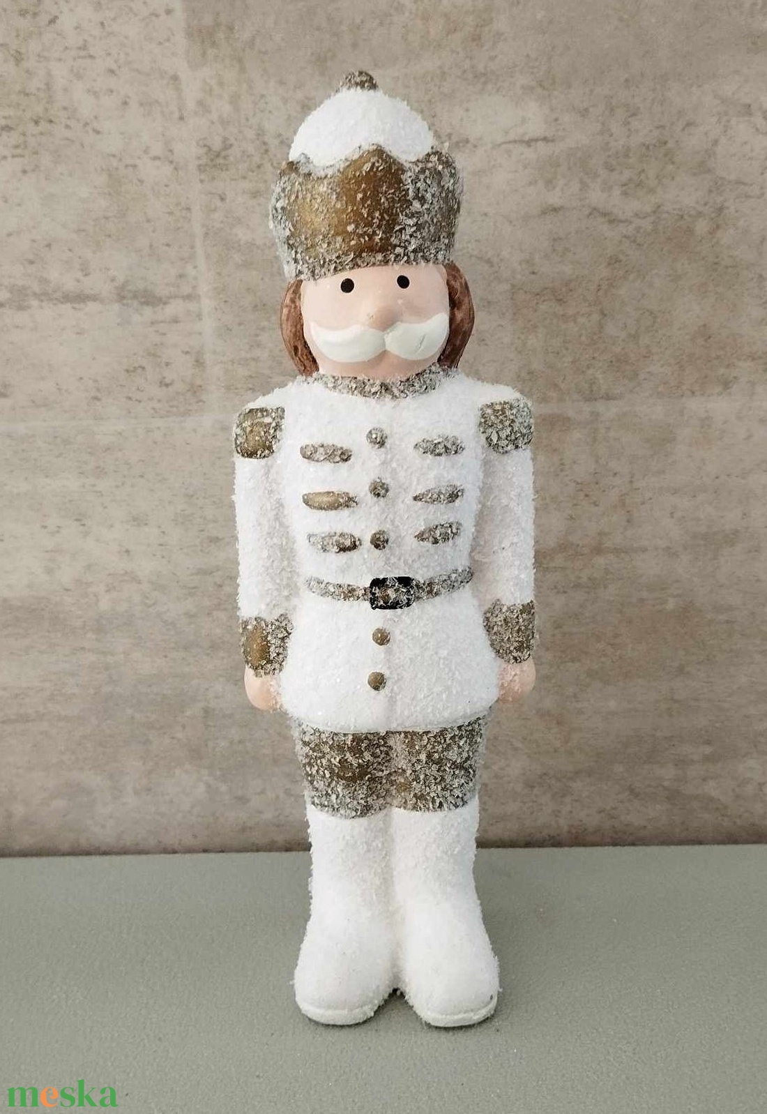 Diótörő katona, fehér, arany, karácsonyi dekorációs kerámia figura, 2 féle, 18cm - kellékek & szerszámok - dekorációs kellékek - figurák - Meska.hu