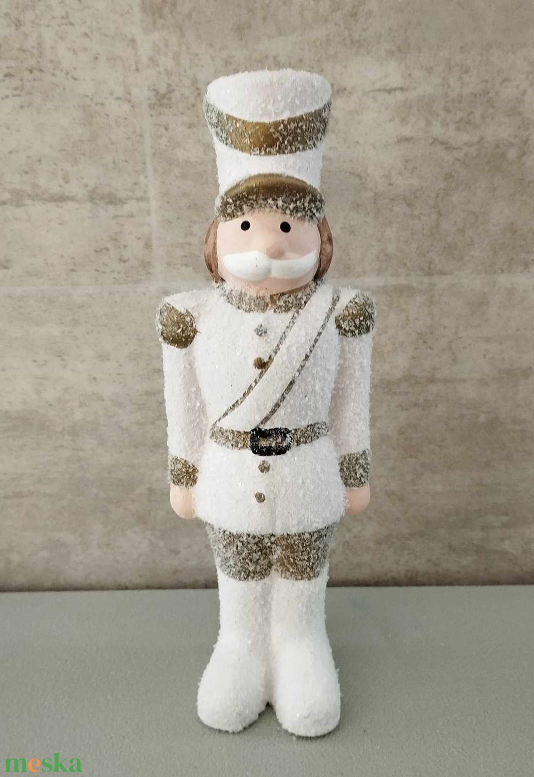 Diótörő katona, fehér, arany, karácsonyi dekorációs kerámia figura, 2 féle, 18cm - kellékek & szerszámok - dekorációs kellékek - figurák - Meska.hu