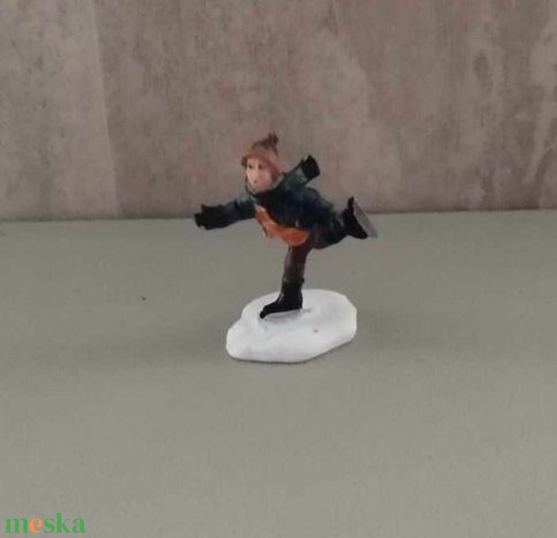 Téli falu, téli jelenet, korcsolyázó kisfiu, karácsonyi dekor figura - kellékek & szerszámok - dekorációs kellékek - figurák - Meska.hu