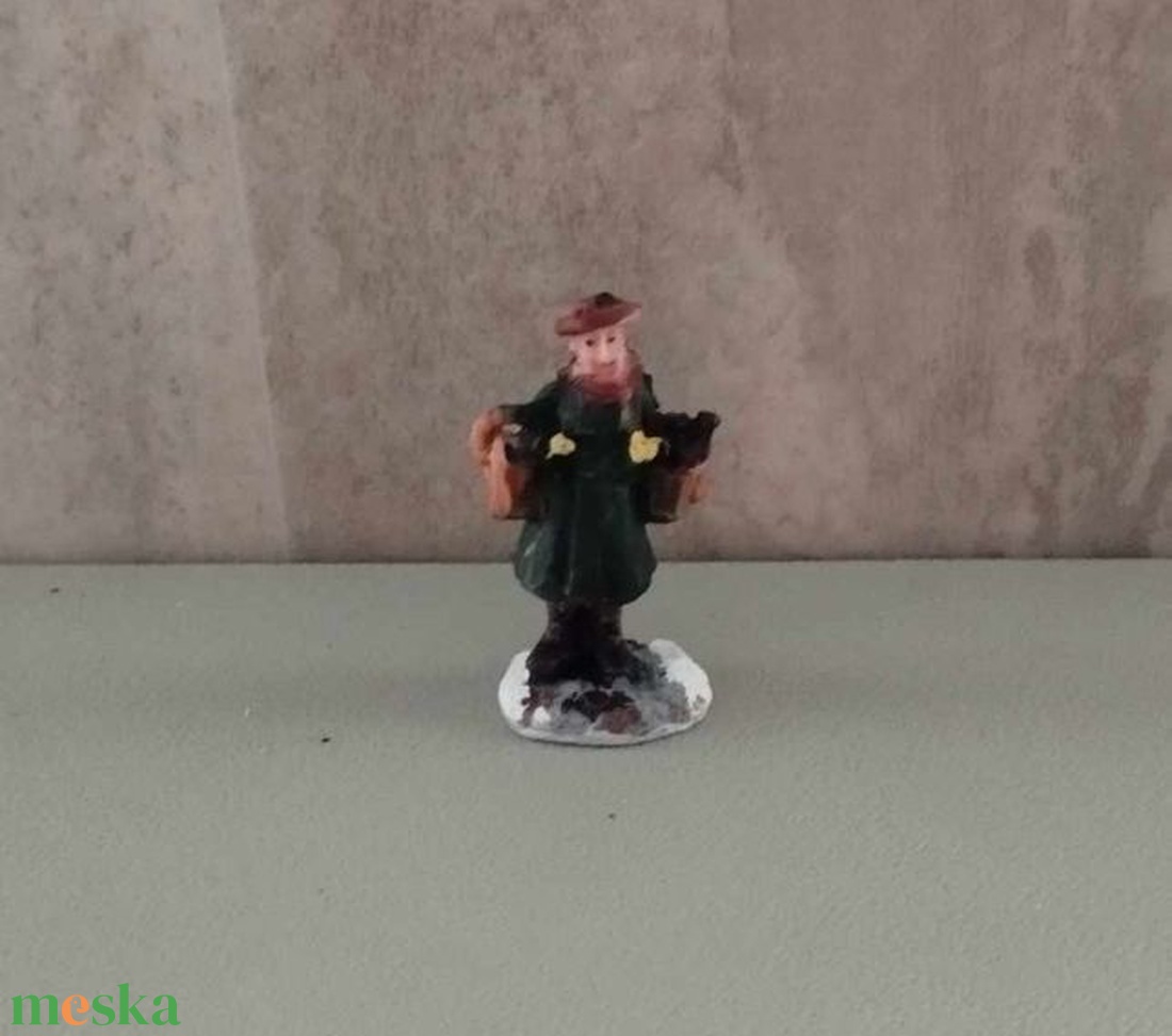 Téli falu, téli jelenet, kosarat cipelő néni, karácsonyi dekor figura - kellékek & szerszámok - dekorációs kellékek - figurák - Meska.hu
