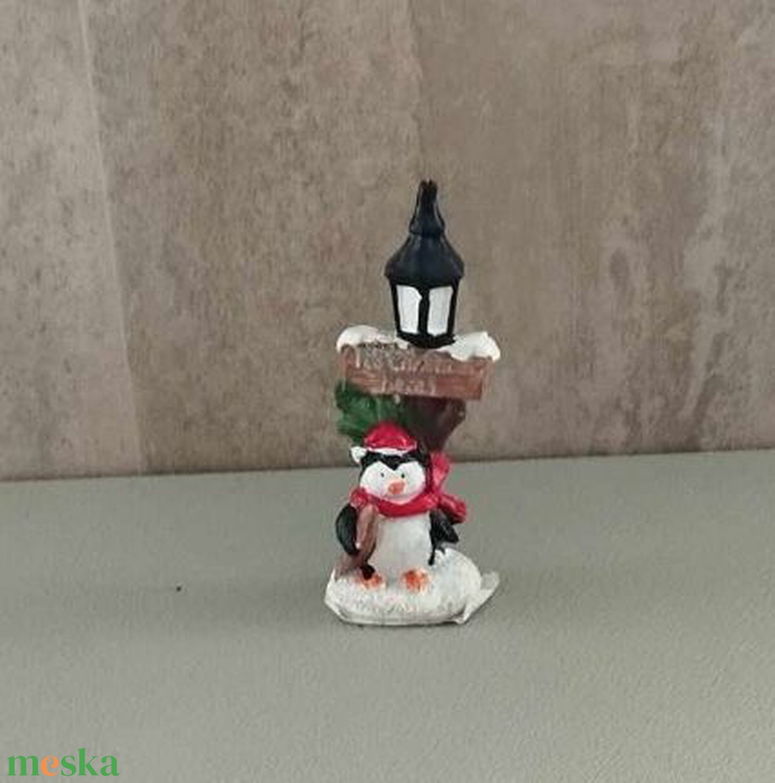 Téli falu, téli jelenet, pingvin kandeláberrel - 9x4,5cm - kellékek & szerszámok - dekorációs kellékek - figurák - Meska.hu
