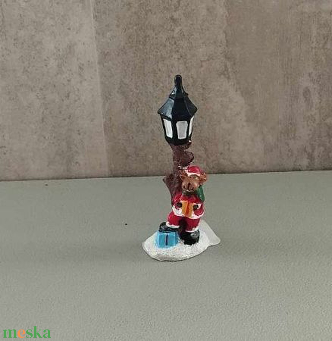 Téli falu, téli jelenet, rénszarvas, réni kandeláberrel  - 9x3cm - kellékek & szerszámok - dekorációs kellékek - figurák - Meska.hu