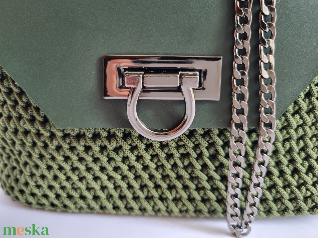 Horgolt crossbody, valódi bőr fedlappal, láncos pánttal - táska & tok - kézitáska & válltáska - vállon átvethető táska - Meska.hu Horgolt crossbody, valódi bőr fedlappal, láncos pánttal - táska & tok - kézitáska & válltáska - vállon átvethető táska - Meska.hu