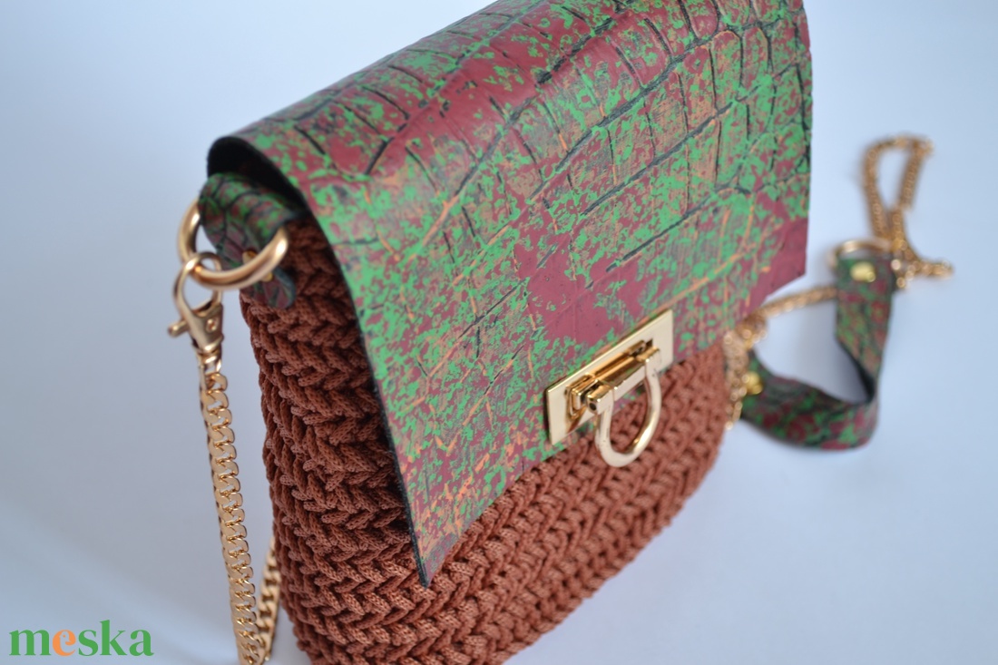 Horgolt crossbody, valódi bőr fedlappal, láncos pánttal - táska & tok - kézitáska & válltáska - vállon átvethető táska - Meska.hu Horgolt crossbody, valódi bőr fedlappal, láncos pánttal - táska & tok - kézitáska & válltáska - vállon átvethető táska - Meska.hu