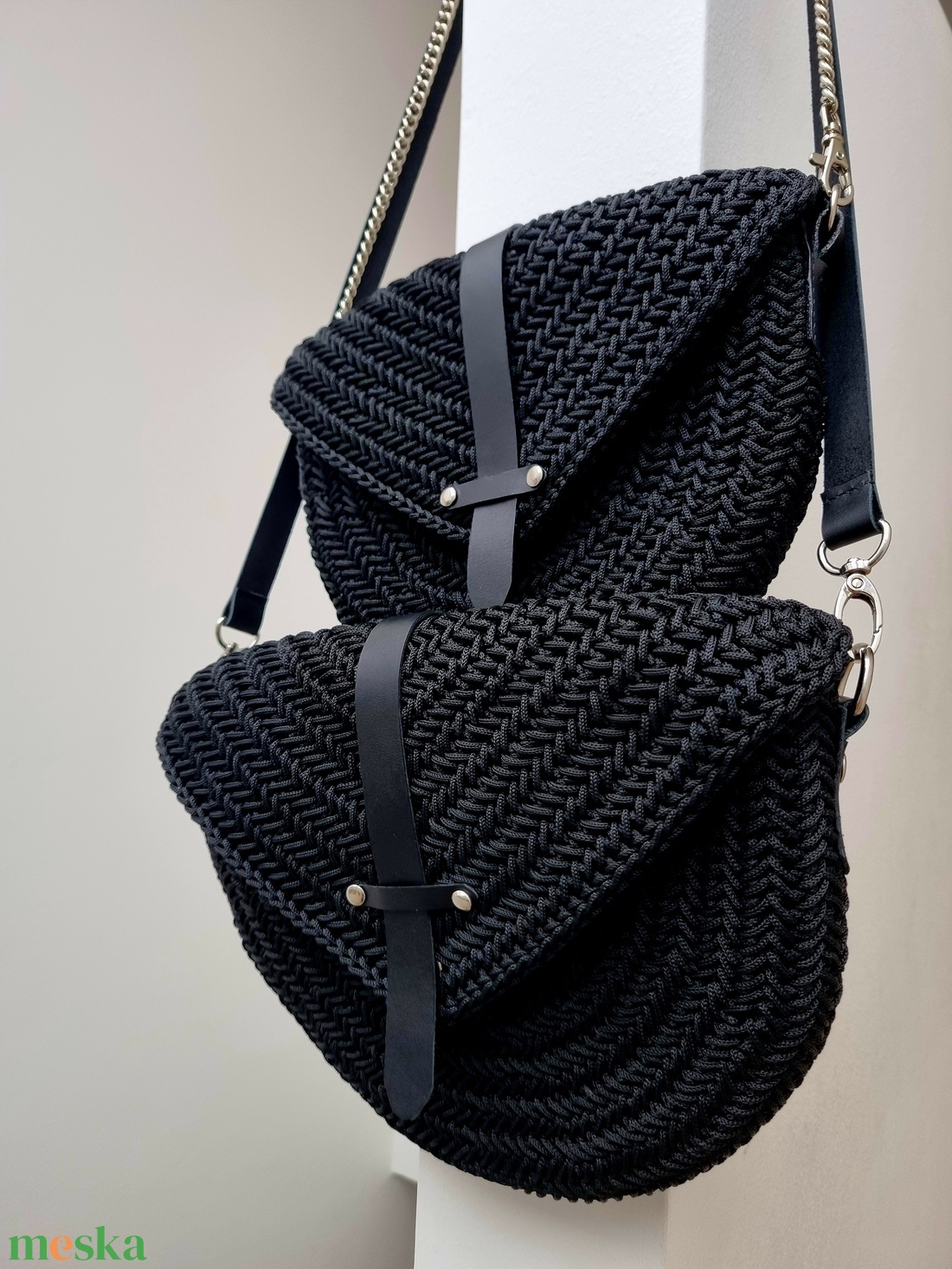 Horgolt crossbody, láncos pánttal, bőr kiegészítőkkel - táska & tok - kézitáska & válltáska - vállon átvethető táska - Meska.hu