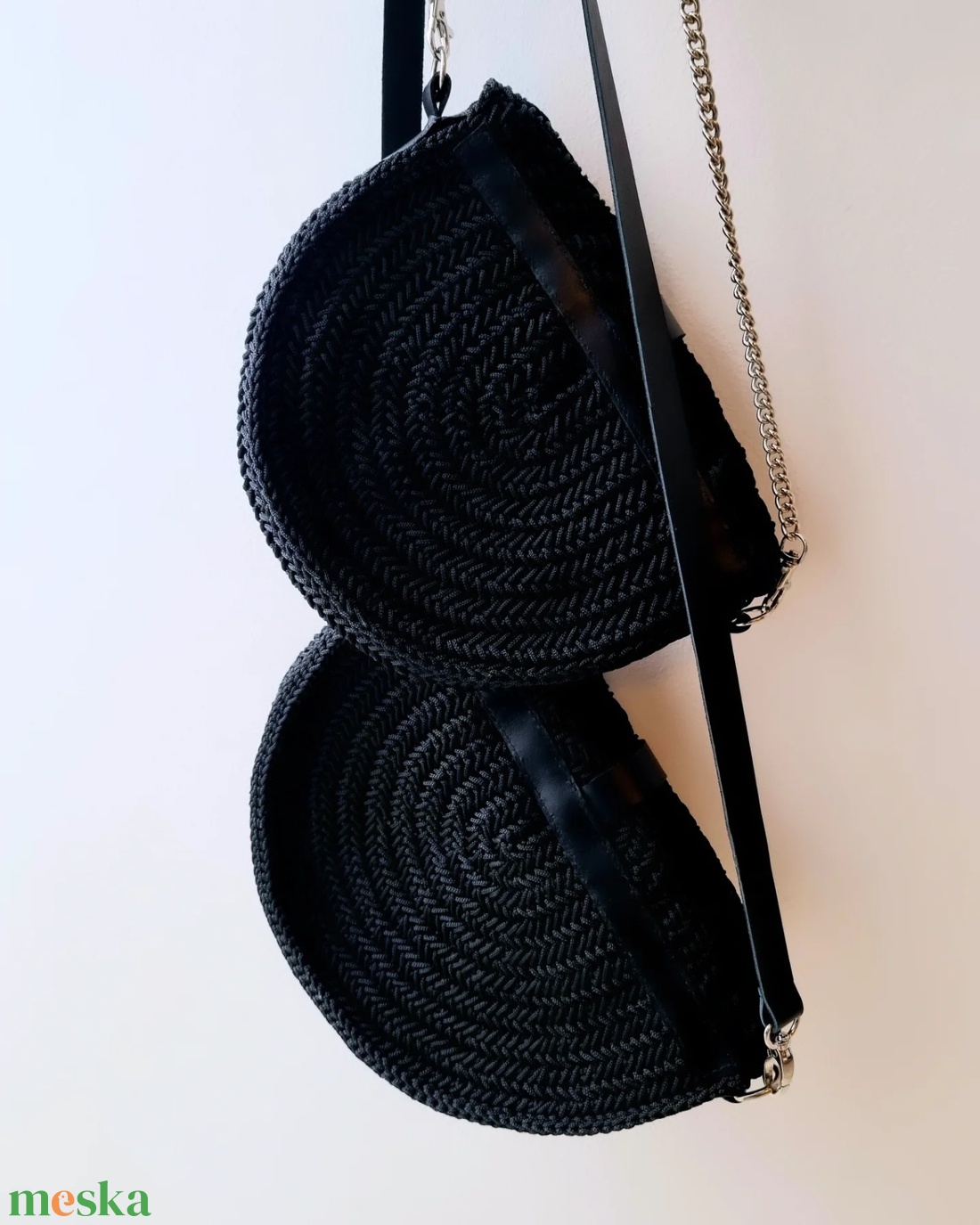 Horgolt crossbody, láncos pánttal, bőr kiegészítőkkel - táska & tok - kézitáska & válltáska - vállon átvethető táska - Meska.hu