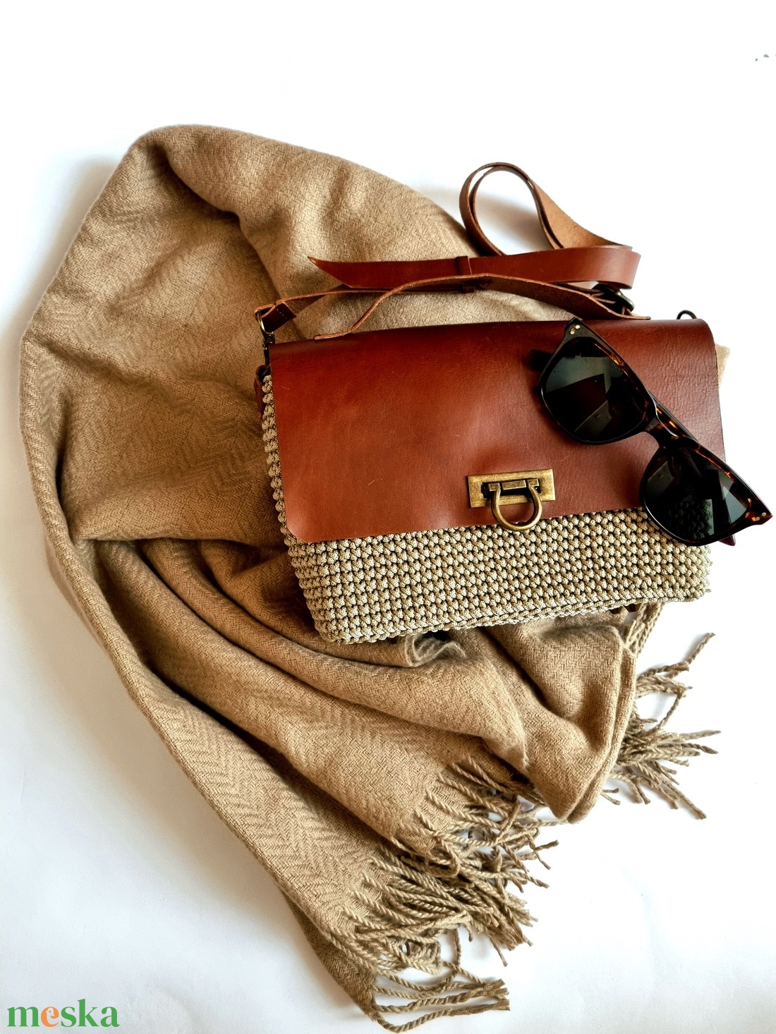 Horgolt crossbody, valódi bőr fedlappal és pánttal - táska & tok - kézitáska & válltáska - vállon átvethető táska - Meska.hu Horgolt crossbody, valódi bőr fedlappal és pánttal - táska & tok - kézitáska & válltáska - vállon átvethető táska - Meska.hu