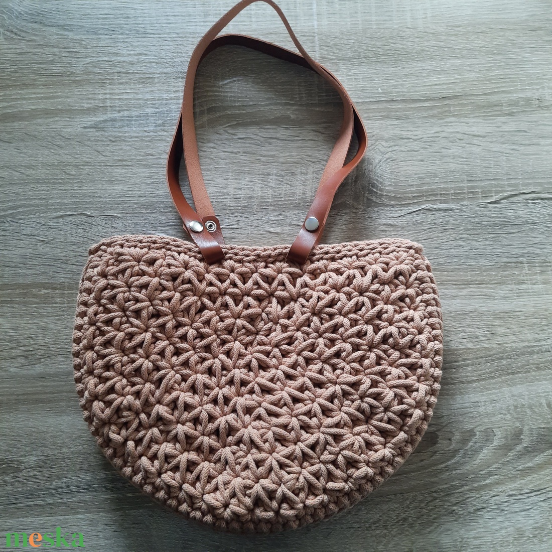 Horgolt, kerek táska- világosbarna - táska & tok - kézitáska & válltáska - válltáska - Meska.hu