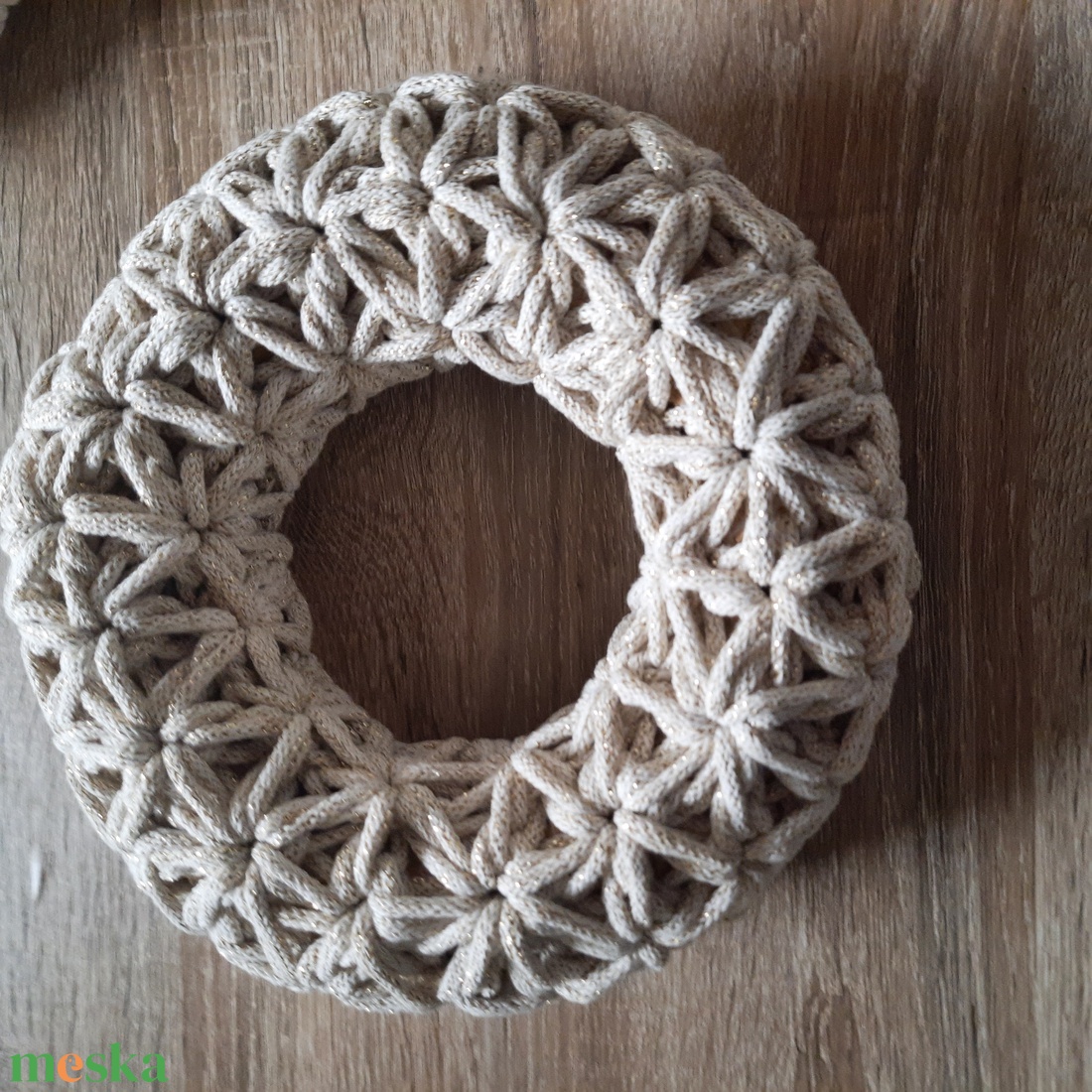 Horgolt koszorú 20 cm ekrü, enyhén csillogó, virágmintás  - otthon & életmód - dekoráció - virágdísz és tartó - koszorú - Meska.hu