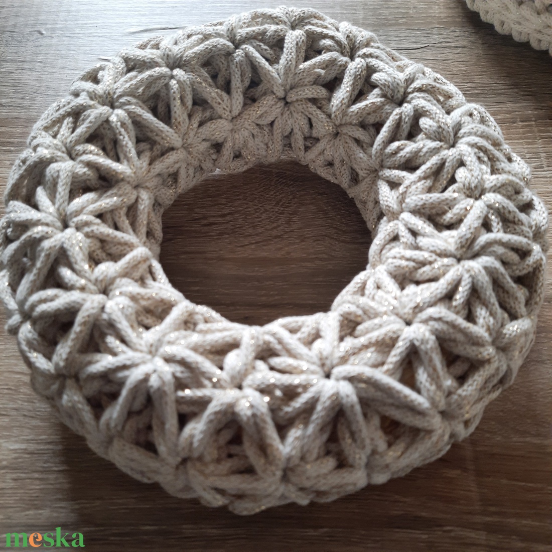 Horgolt koszorú 20 cm ekrü, enyhén csillogó, virágmintás  - otthon & életmód - dekoráció - virágdísz és tartó - koszorú - Meska.hu