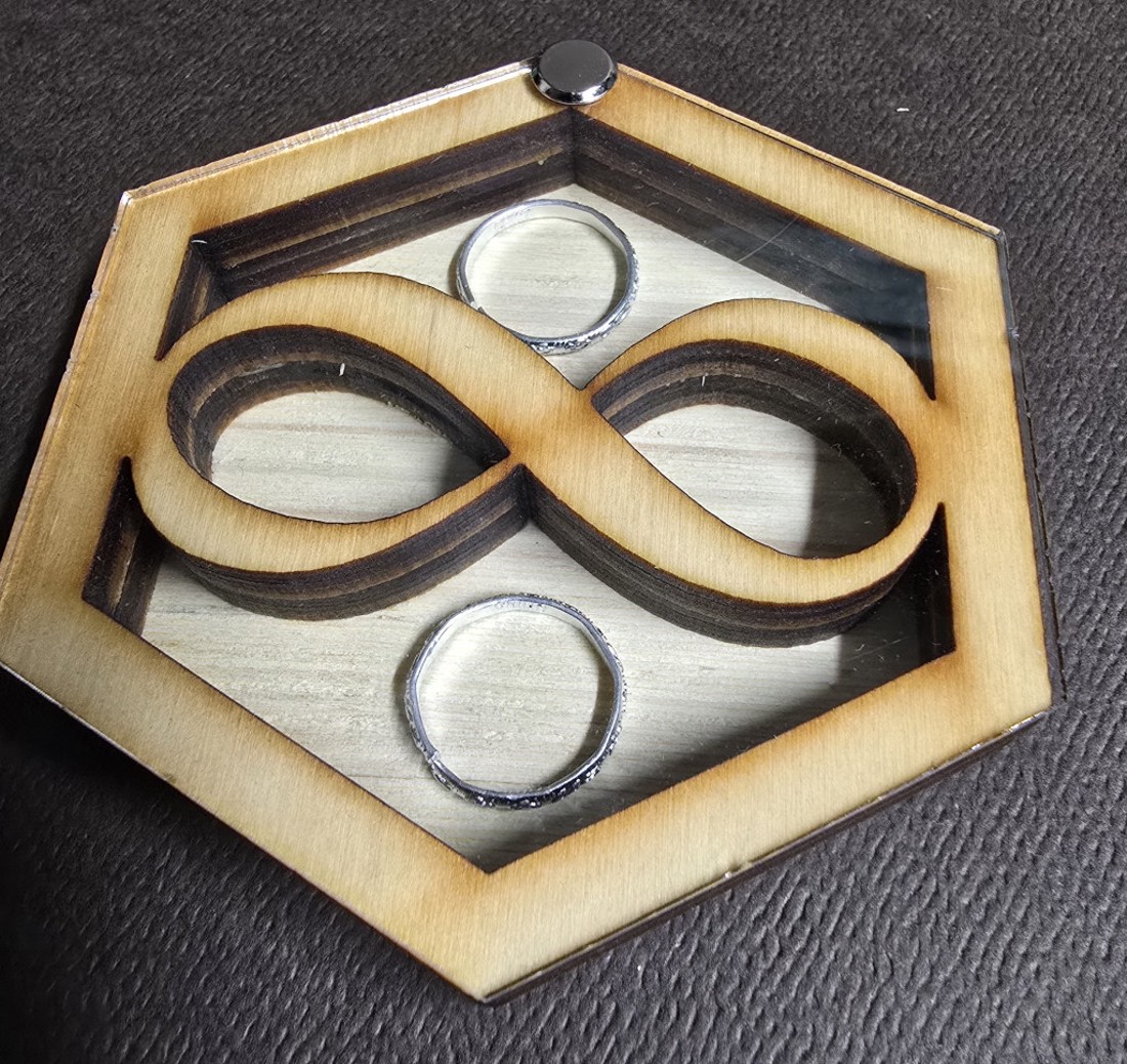 Hexagon gyűrűtartó doboz, végtelen plexivel  - esküvő - kiegészítők - gyűrűtartó & gyűrűpárna - Meska.hu