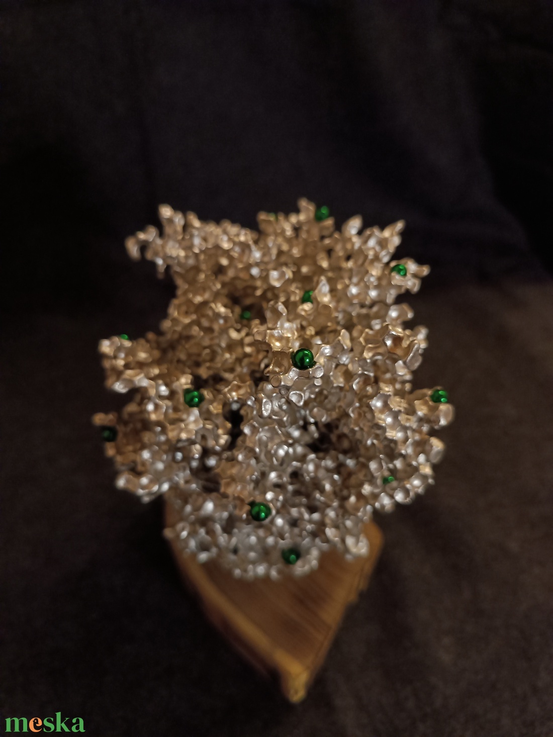 Öntött alumínium szobor mágneses kulcstartóval, keményfa talpon  modern lakásdekoráció, dísztárgy vagy ajándék - otthon & életmód - dekoráció - asztal és polc dekoráció - asztaldísz - Meska.hu