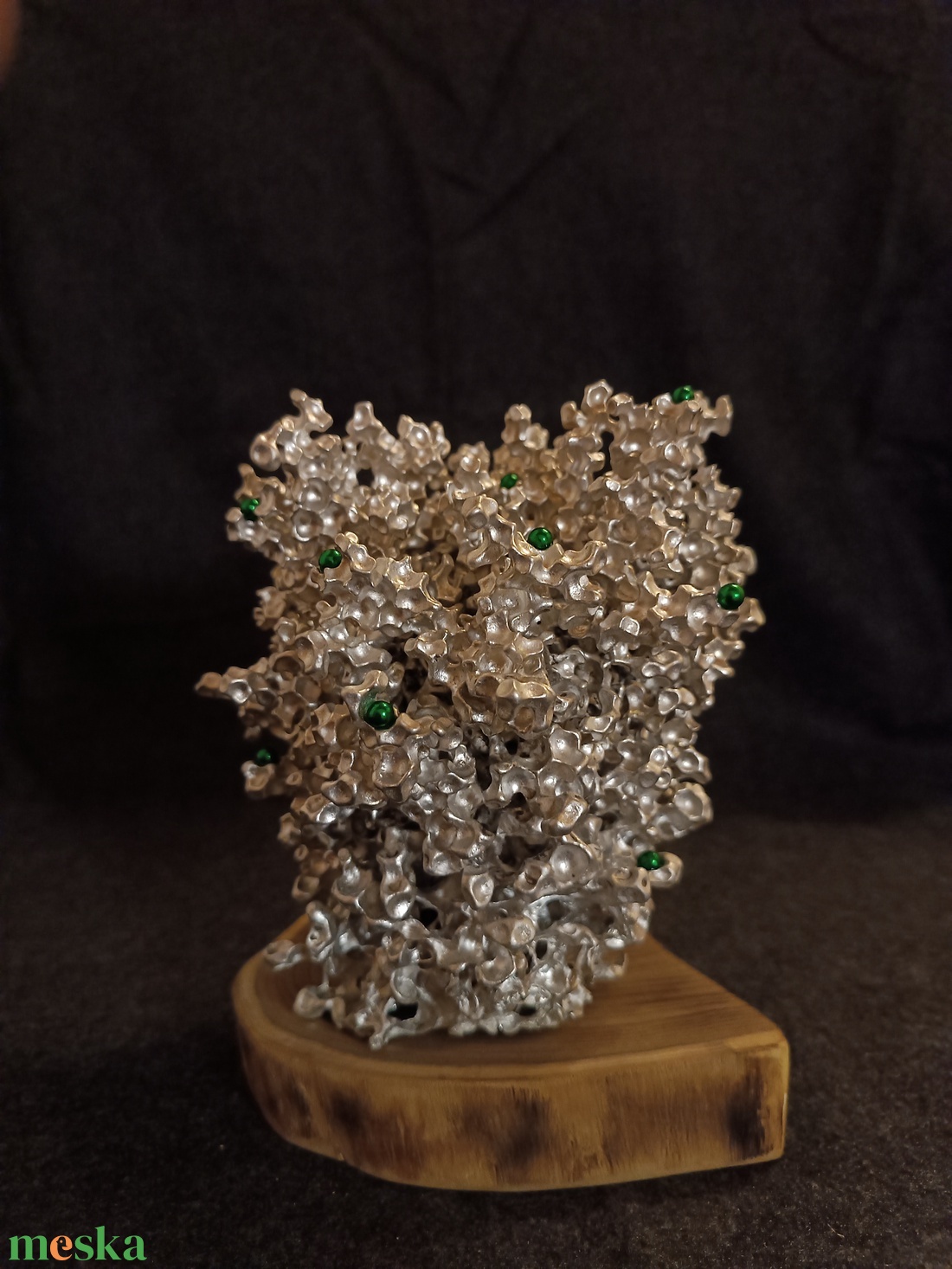 Öntött alumínium szobor mágneses kulcstartóval, keményfa talpon  modern lakásdekoráció, dísztárgy vagy ajándék - otthon & életmód - dekoráció - asztal és polc dekoráció - asztaldísz - Meska.hu