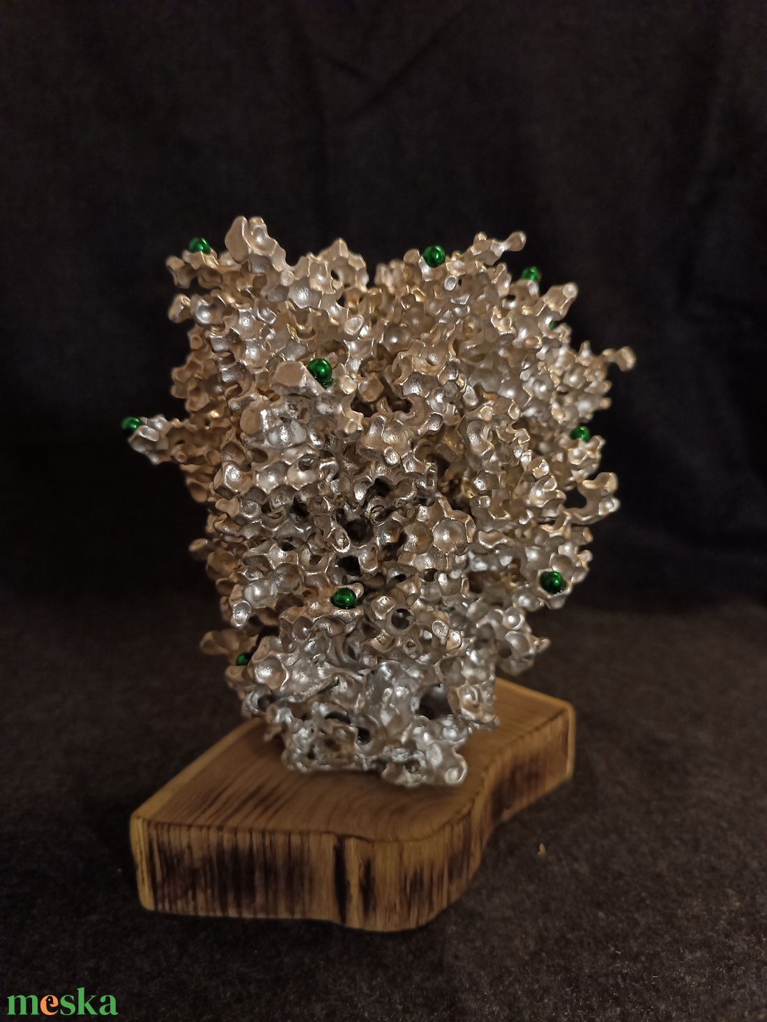 Öntött alumínium szobor mágneses kulcstartóval, keményfa talpon  modern lakásdekoráció, dísztárgy vagy ajándék - otthon & életmód - dekoráció - asztal és polc dekoráció - asztaldísz - Meska.hu