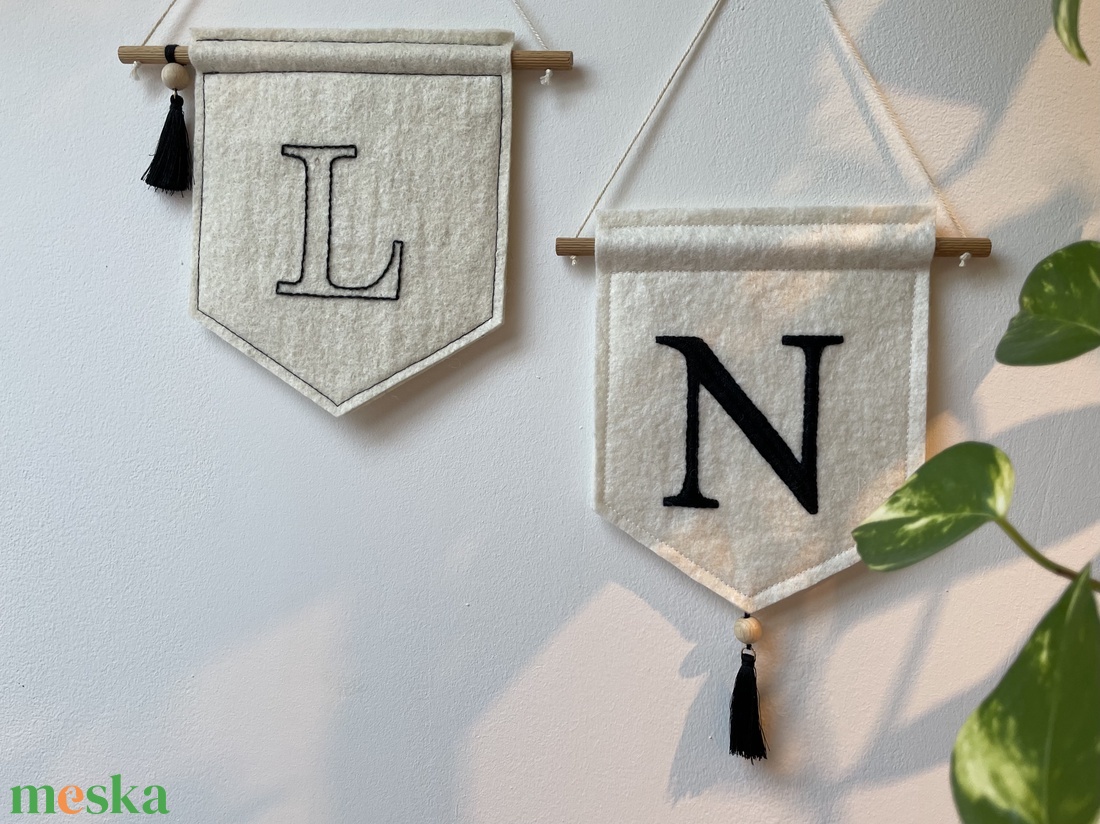 Kezdőbetűs gyapjú banner - baba - mama - babaszoba dekoráció - babanév dekoráció - Meska.hu