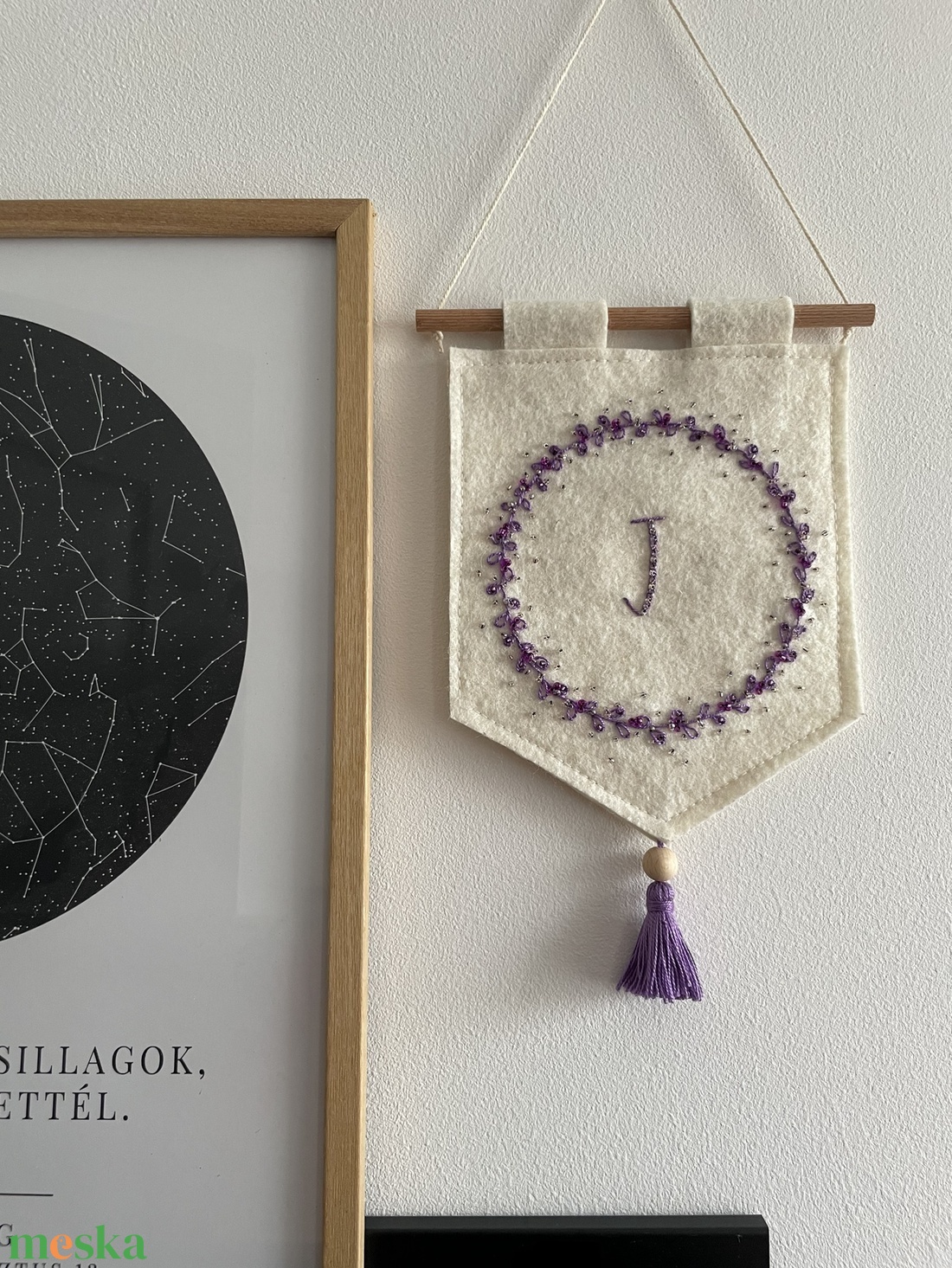 Kezdőbetűs gyapjú banner gyöngykoszorúval - baba - mama - babaszoba dekoráció - babanév dekoráció - Meska.hu