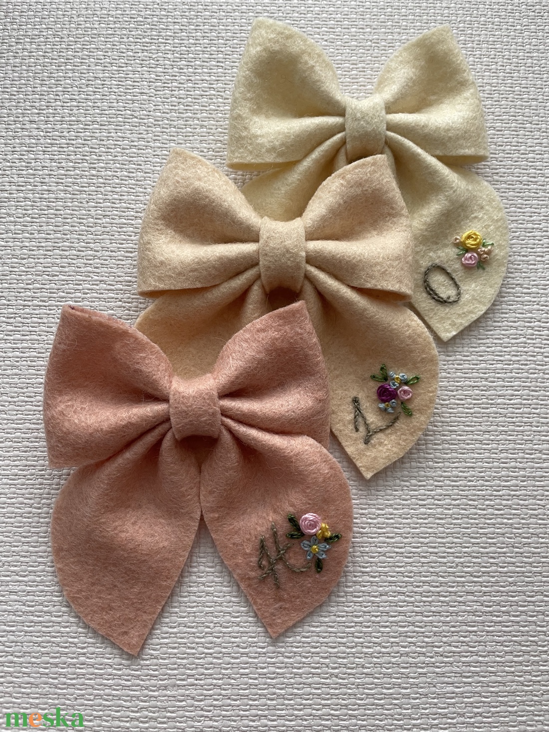 Gyapjú hajbamasni kezdőbetűvel - ruha & divat - hajdísz & hajcsat - hajcsat & hajtű - Meska.hu