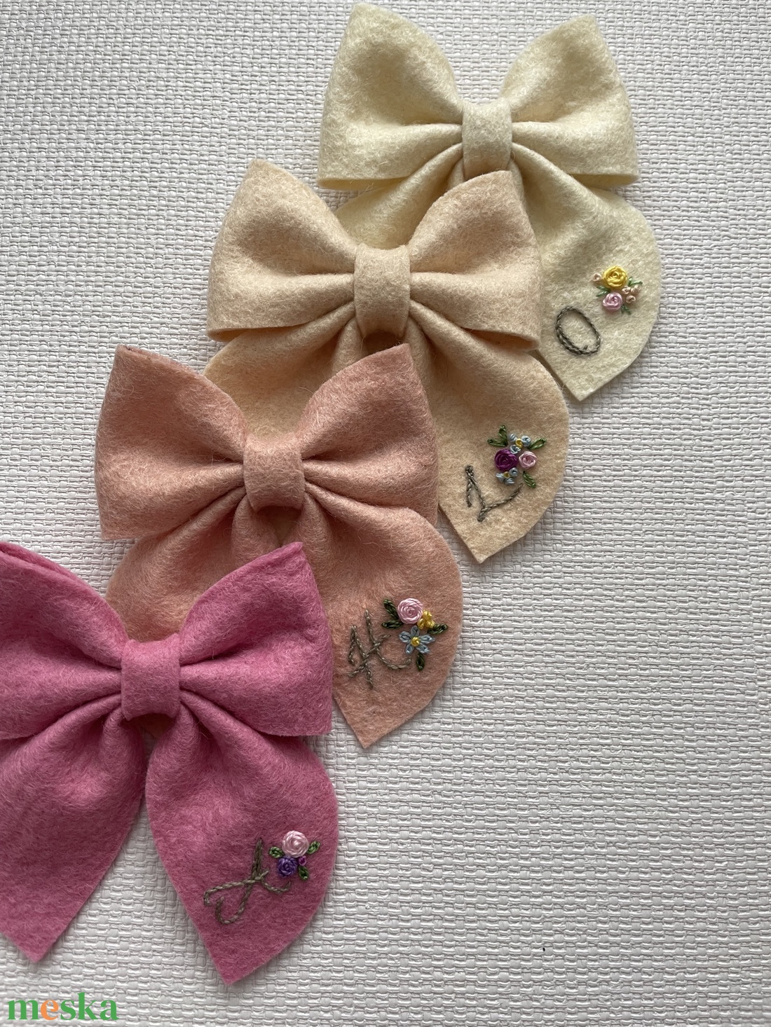 Gyapjú hajbamasni kezdőbetűvel - ruha & divat - hajdísz & hajcsat - hajcsat & hajtű - Meska.hu