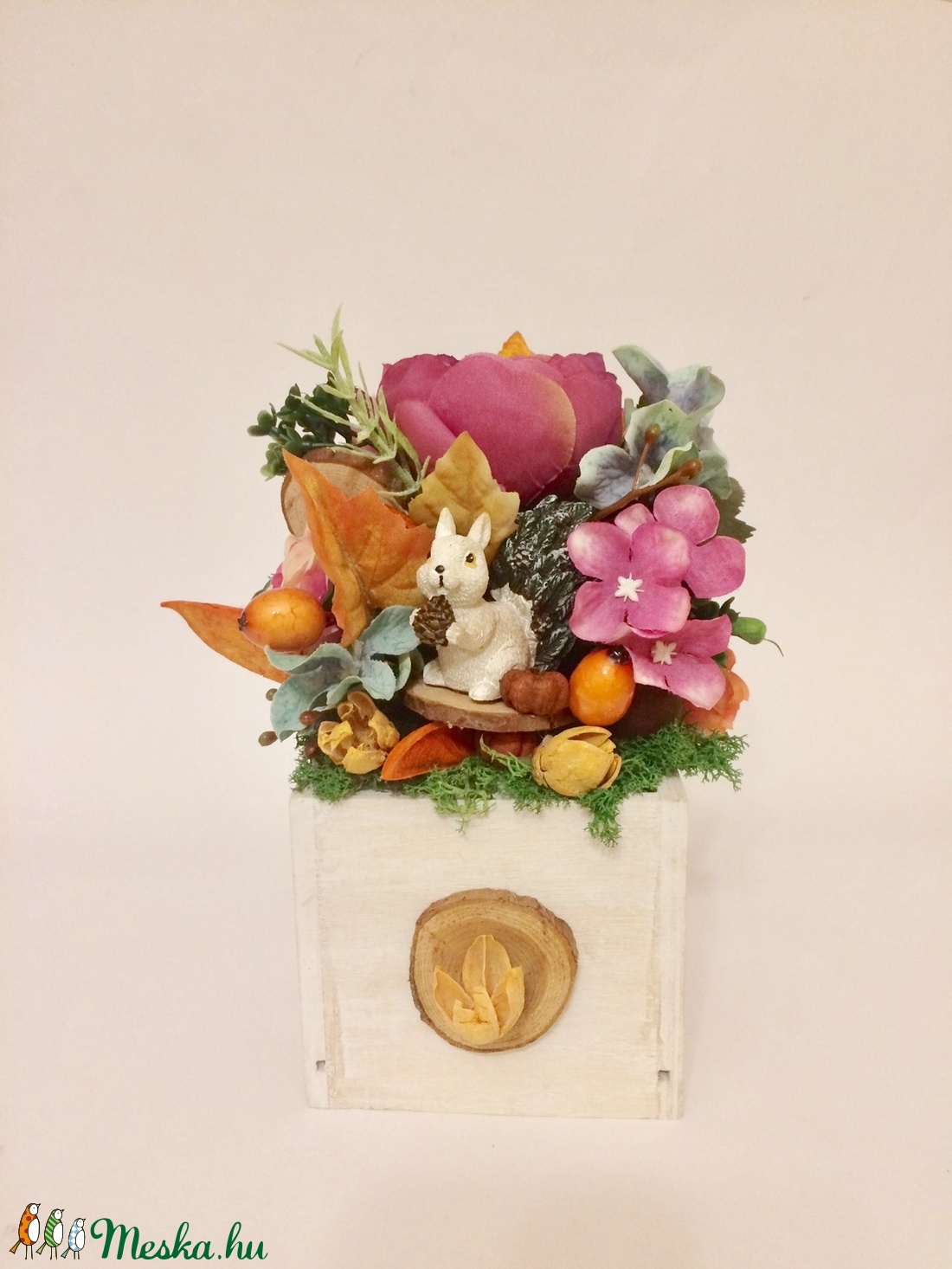 Mókusos őszi asztaldísz lila viola selyemvirágokkal és termésekkel - otthon & lakás - dekoráció - asztal és polc dekoráció - asztaldísz - Meska.hu