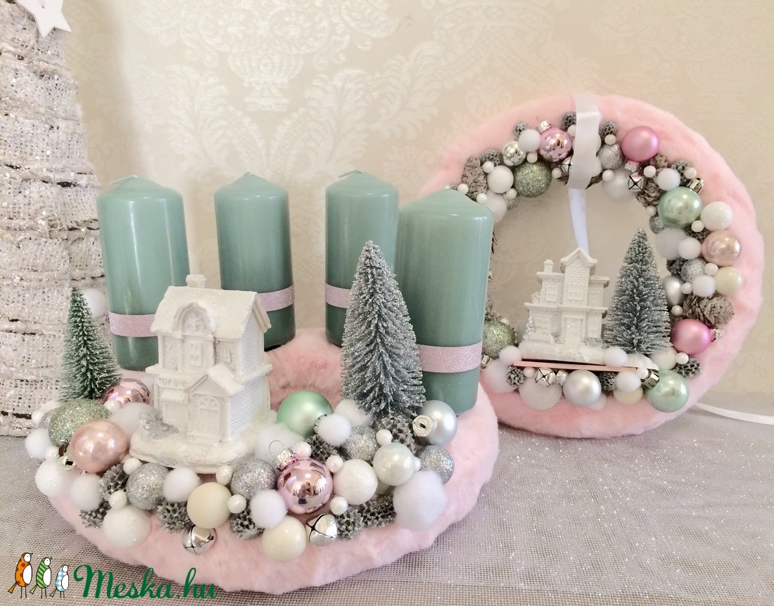 Pasztell zöld és rózsaszín szörmés adventi koszorú világító fehér házikóval és karácsonyi gömbökkel - karácsony - Meska.hu