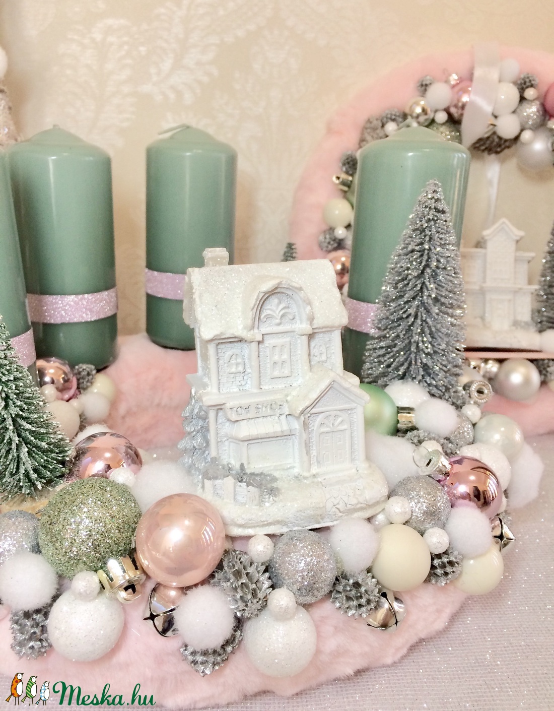 Pasztell zöld és rózsaszín szörmés adventi koszorú világító fehér házikóval és karácsonyi gömbökkel - karácsony - Meska.hu