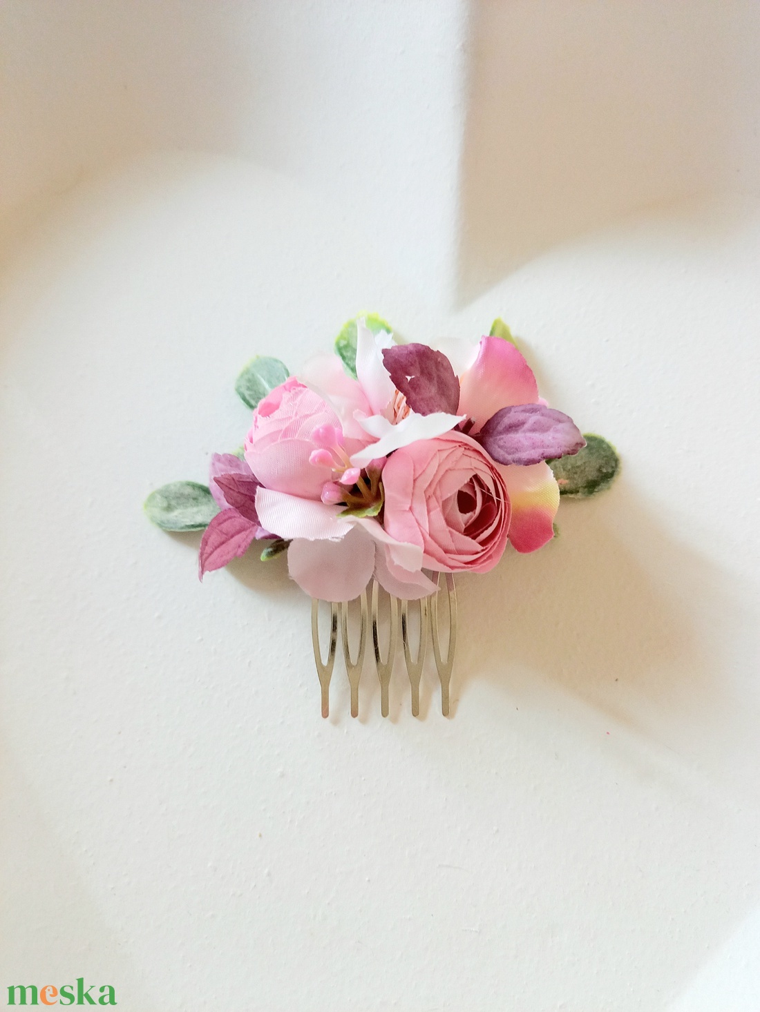 Rózsaszín boglárkás selyemvirág koszorúslány, menyasszonyi fésűs hajdísz kis méret - esküvő - hajdísz - fésűs hajdísz - Meska.hu