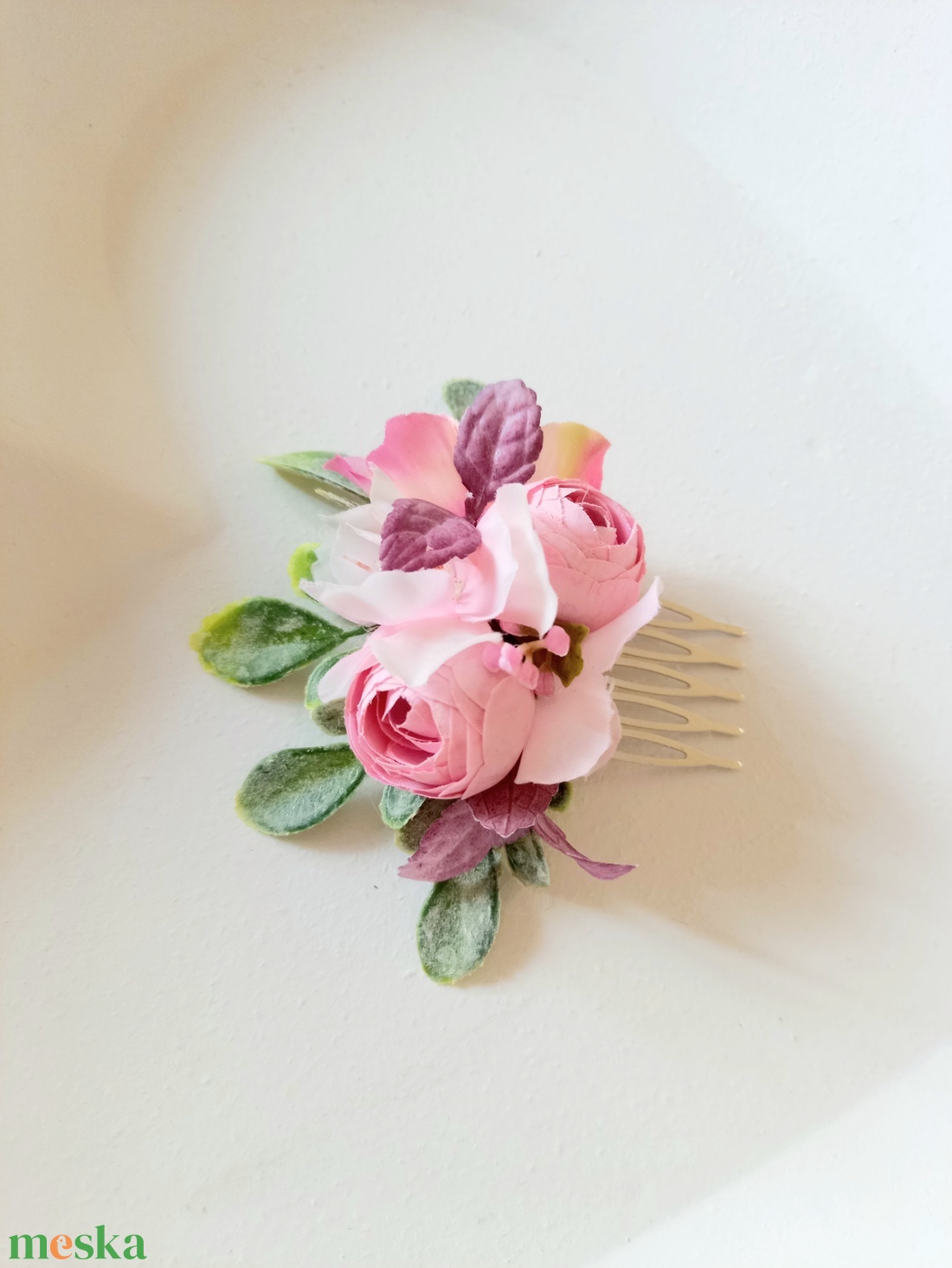 Rózsaszín boglárkás selyemvirág koszorúslány, menyasszonyi fésűs hajdísz kis méret - esküvő - hajdísz - fésűs hajdísz - Meska.hu