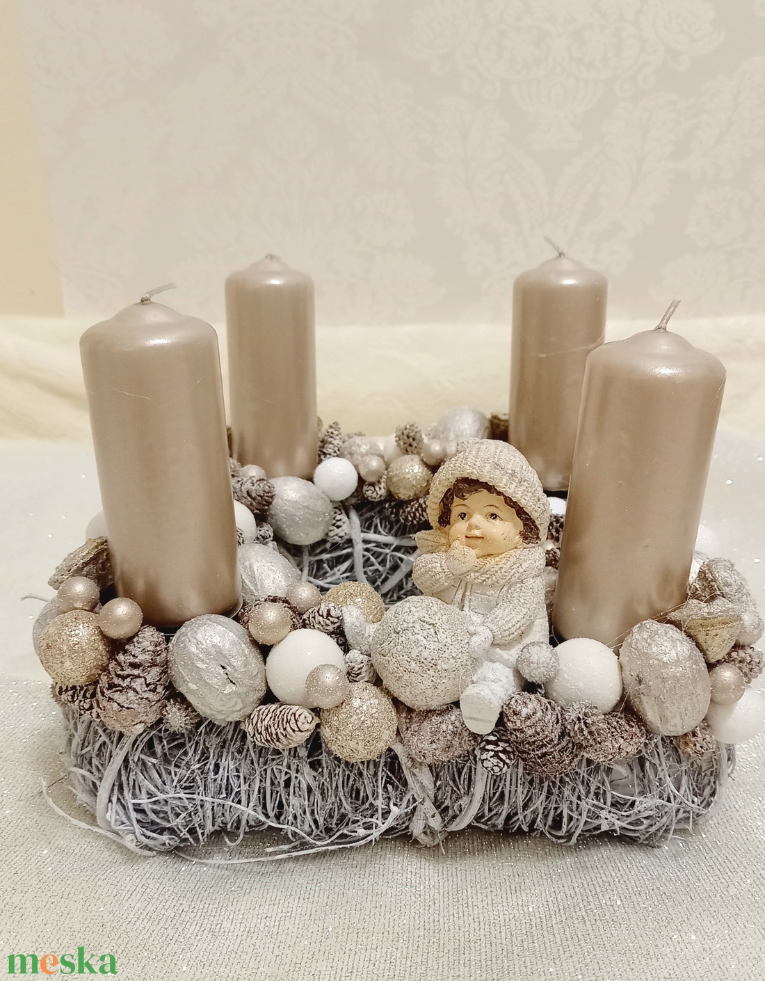 Arany fehér adventi koszorú termésekkel kerámia gyerek figurávaln - karácsony - adventi díszek - adventi koszorú - Meska.hu Arany fehér adventi koszorú termésekkel kerámia gyerek figurávaln - karácsony - adventi díszek - adventi koszorú - Meska.hu