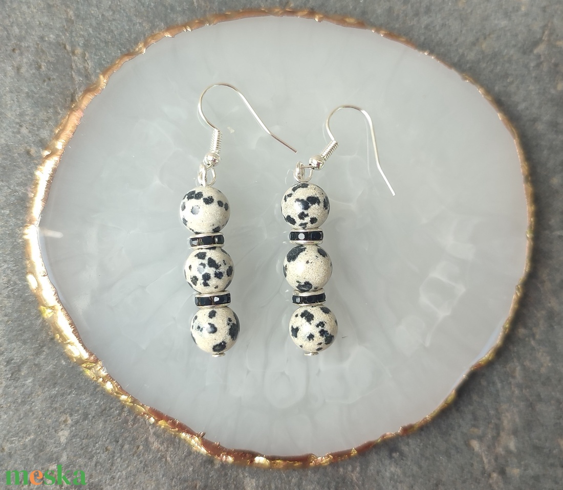 Dalmata jáspis fülbevaló fekete köztessel - ékszer - fülbevaló - lógó fülbevaló - Meska.hu Dalmata jáspis fülbevaló fekete köztessel - ékszer - fülbevaló - lógó fülbevaló - Meska.hu