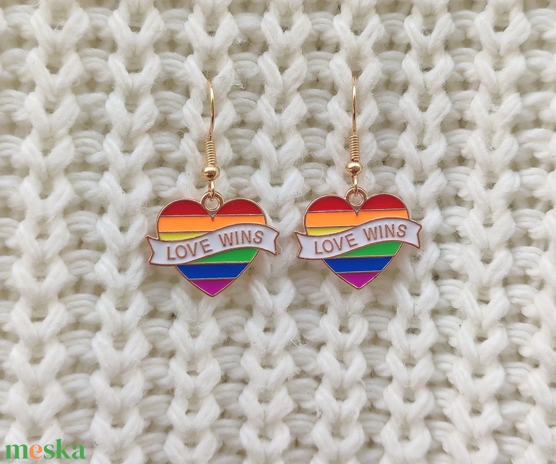 Szivárvány fülbevaló LOVE WINS felirattal - ékszer - fülbevaló - lógó fülbevaló - Meska.hu Szivárvány fülbevaló LOVE WINS felirattal - ékszer - fülbevaló - lógó fülbevaló - Meska.hu