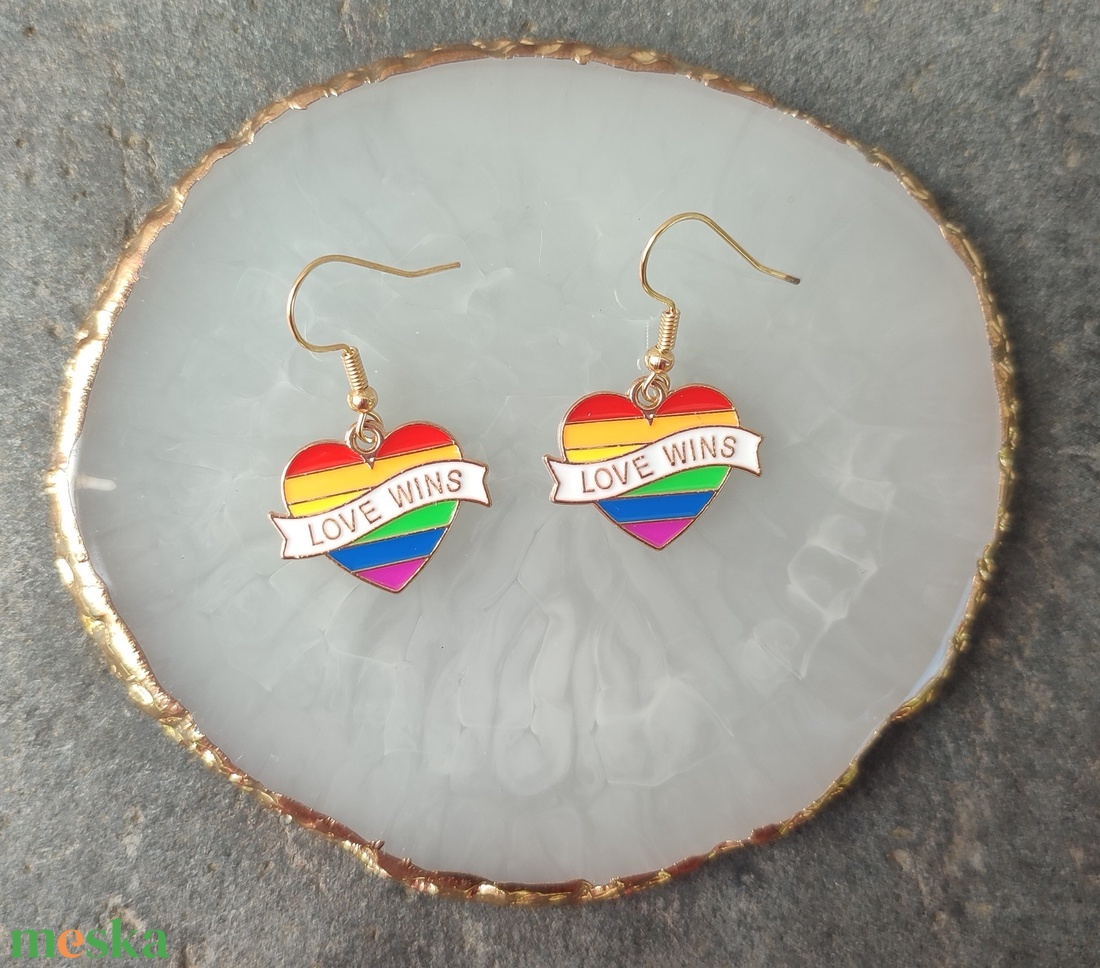 Szivárvány fülbevaló LOVE WINS felirattal - ékszer - fülbevaló - lógó fülbevaló - Meska.hu Szivárvány fülbevaló LOVE WINS felirattal - ékszer - fülbevaló - lógó fülbevaló - Meska.hu