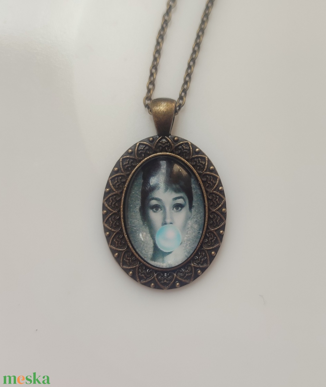 Audrey Hepburn bronz színű nyaklánc - ékszer - nyaklánc - medálos nyaklánc - Meska.hu Audrey Hepburn bronz színű nyaklánc - ékszer - nyaklánc - medálos nyaklánc - Meska.hu