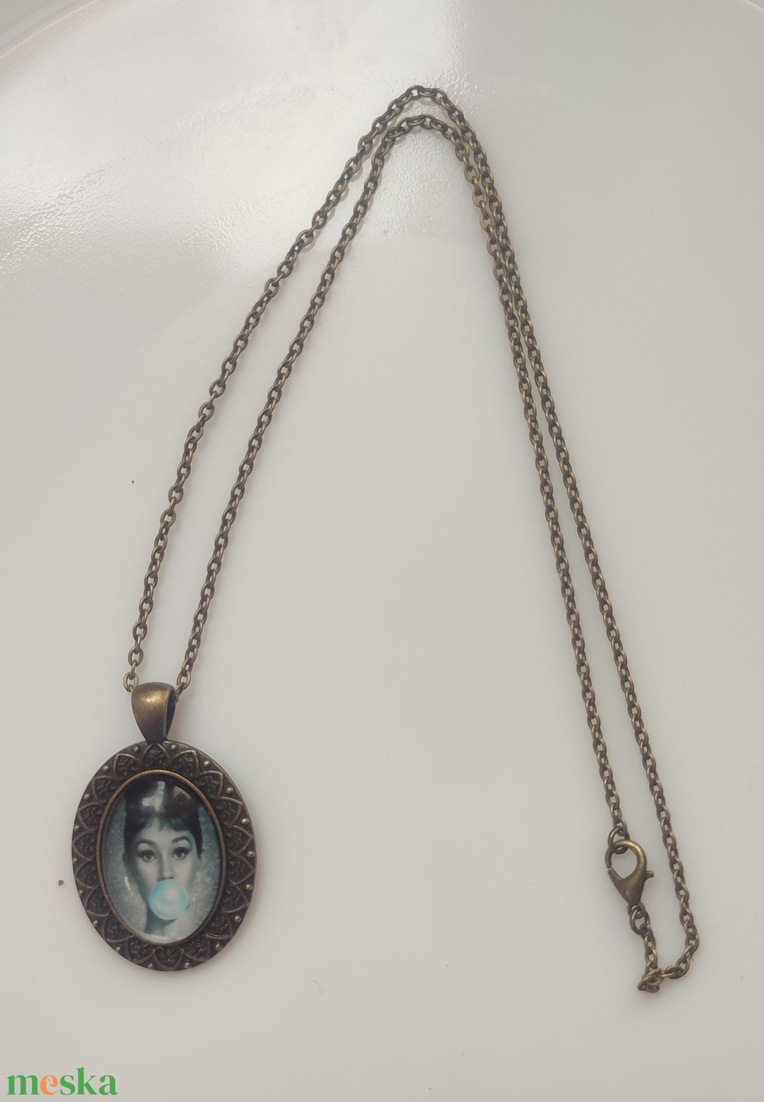 Audrey Hepburn bronz színű nyaklánc - ékszer - nyaklánc - medálos nyaklánc - Meska.hu Audrey Hepburn bronz színű nyaklánc - ékszer - nyaklánc - medálos nyaklánc - Meska.hu