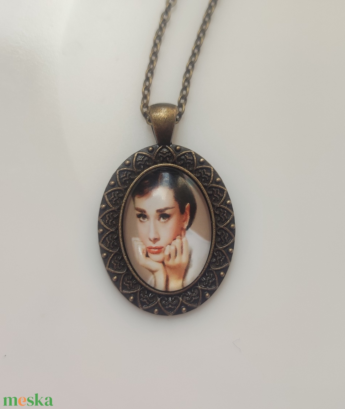 Audrey Hepburn bronz színű nyaklánc - ékszer - nyaklánc - medálos nyaklánc - Meska.hu Audrey Hepburn bronz színű nyaklánc - ékszer - nyaklánc - medálos nyaklánc - Meska.hu