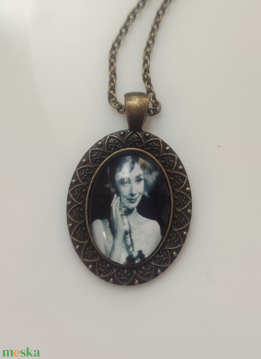 Audrey Hepburn bronz színű nyaklánc - ékszer - nyaklánc - medálos nyaklánc - Meska.hu Audrey Hepburn bronz színű nyaklánc - ékszer - nyaklánc - medálos nyaklánc - Meska.hu