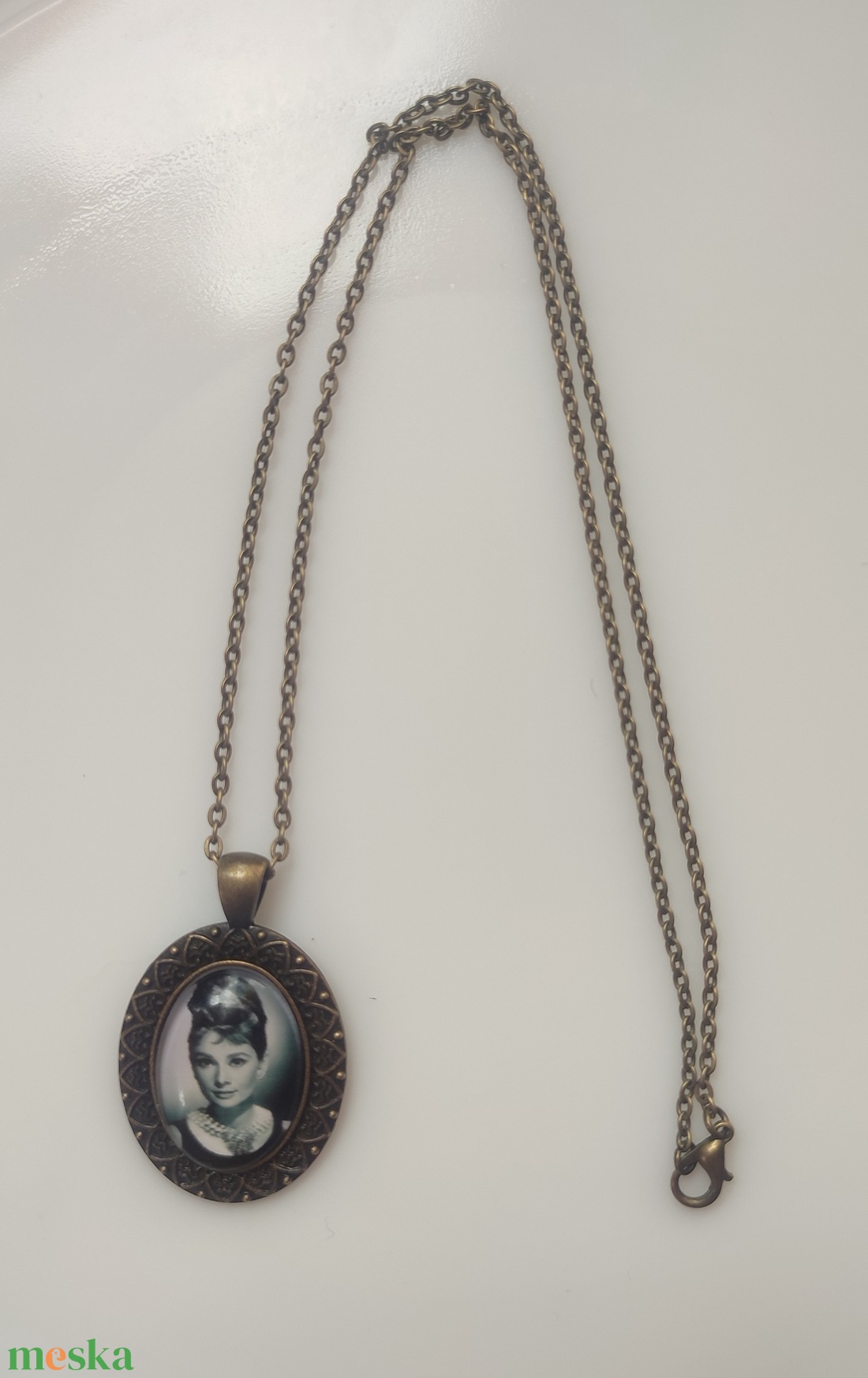 Audrey Hepburn bronz színű nyaklánc - ékszer - nyaklánc - medálos nyaklánc - Meska.hu Audrey Hepburn bronz színű nyaklánc - ékszer - nyaklánc - medálos nyaklánc - Meska.hu