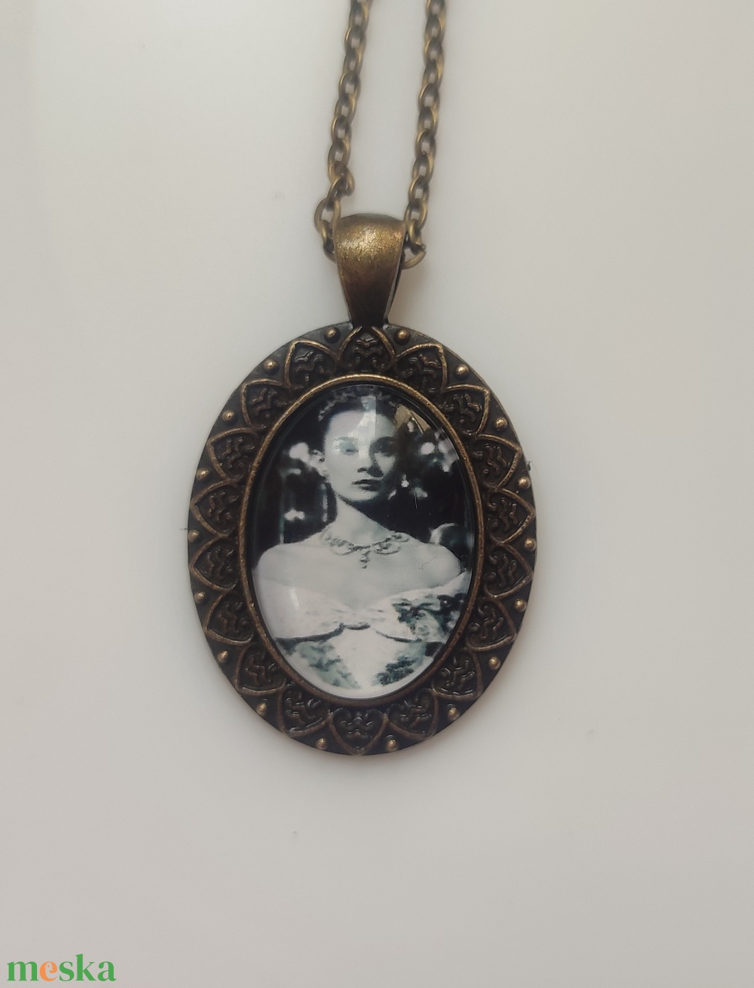 Audrey Hepburn bronz színű nyaklánc - ékszer - nyaklánc - medálos nyaklánc - Meska.hu Audrey Hepburn bronz színű nyaklánc - ékszer - nyaklánc - medálos nyaklánc - Meska.hu