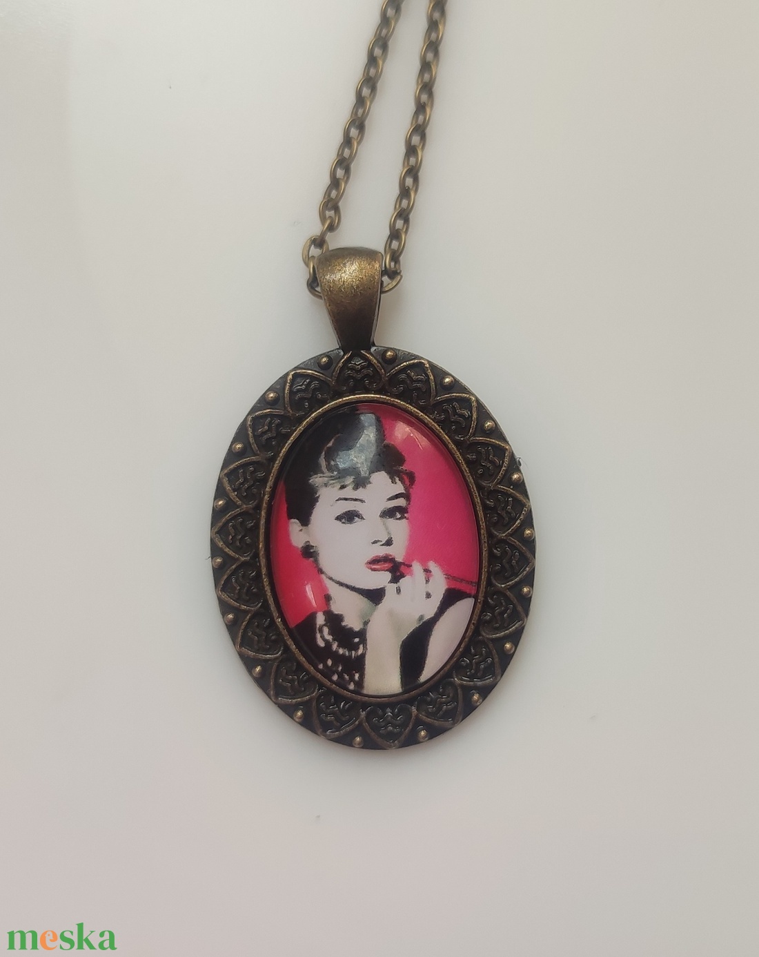 Audrey Hepburn bronz színű nyaklánc - ékszer - nyaklánc - medálos nyaklánc - Meska.hu Audrey Hepburn bronz színű nyaklánc - ékszer - nyaklánc - medálos nyaklánc - Meska.hu