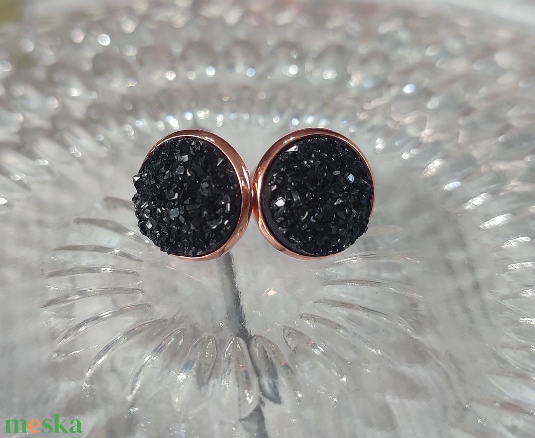 Rosegold fekete üveglencsés fülbevaló - ékszer - fülbevaló - pötty fülbevaló - Meska.hu Rosegold fekete üveglencsés fülbevaló - ékszer - fülbevaló - pötty fülbevaló - Meska.hu
