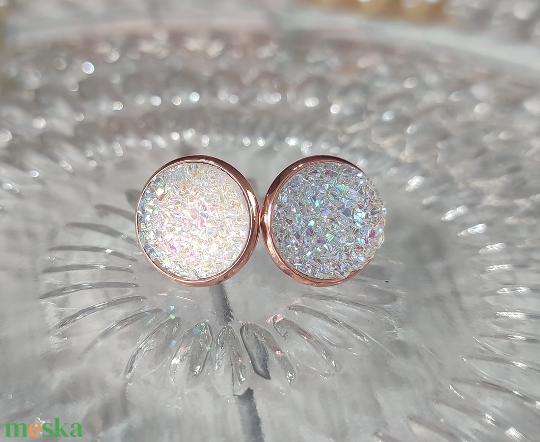 Rosegold fehér üveglencsés fülbevaló - ékszer - fülbevaló - pötty fülbevaló - Meska.hu Rosegold fehér üveglencsés fülbevaló - ékszer - fülbevaló - pötty fülbevaló - Meska.hu