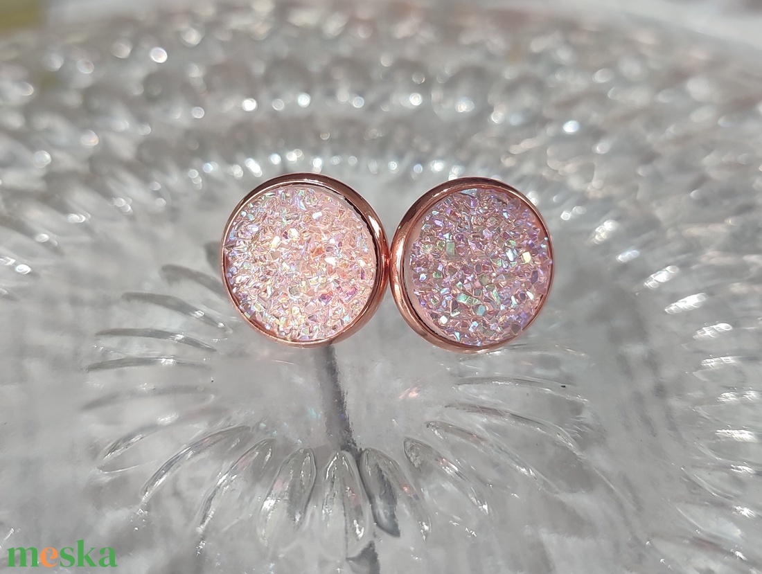 Rosegold világos rózsaszín üveglencsés fülbevaló - ékszer - fülbevaló - pötty fülbevaló - Meska.hu Rosegold világos rózsaszín üveglencsés fülbevaló - ékszer - fülbevaló - pötty fülbevaló - Meska.hu