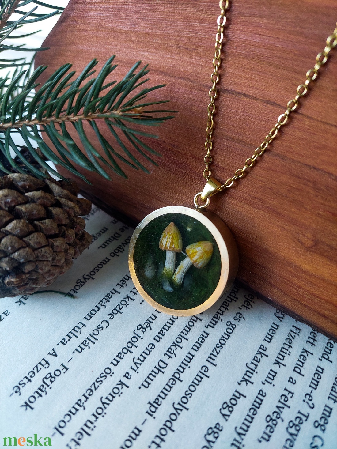 Gomba motívumos, kézzel készült epoxy és réz nyaklánc - ékszer - nyaklánc - medálos nyaklánc - Meska.hu