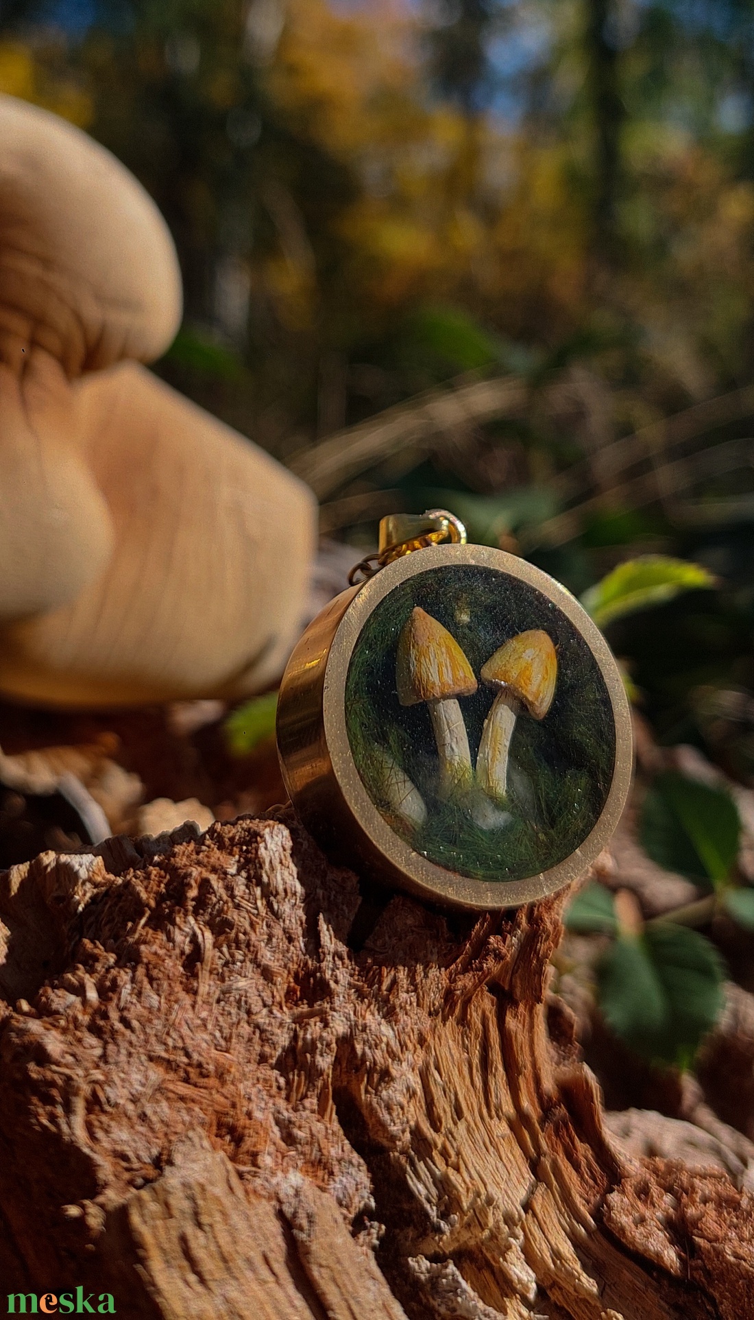 Gomba motívumos, kézzel készült epoxy és réz nyaklánc - ékszer - nyaklánc - medálos nyaklánc - Meska.hu