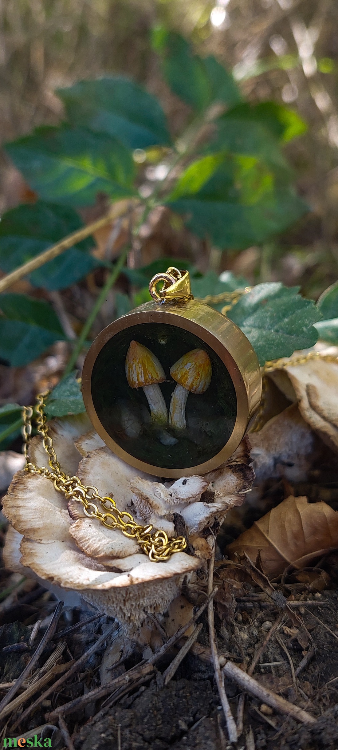 Gomba motívumos, kézzel készült epoxy és réz nyaklánc - ékszer - nyaklánc - medálos nyaklánc - Meska.hu